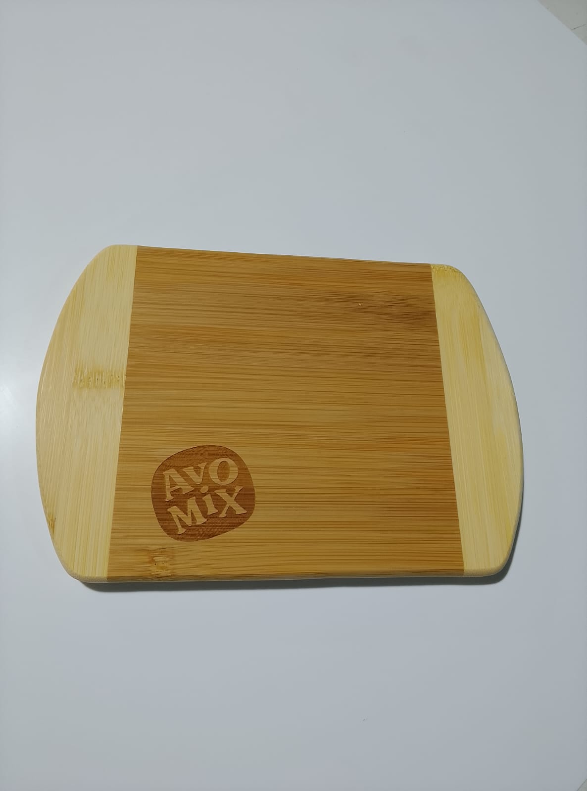 Tabla de bambú con el logotipo de AVOMIX grabado