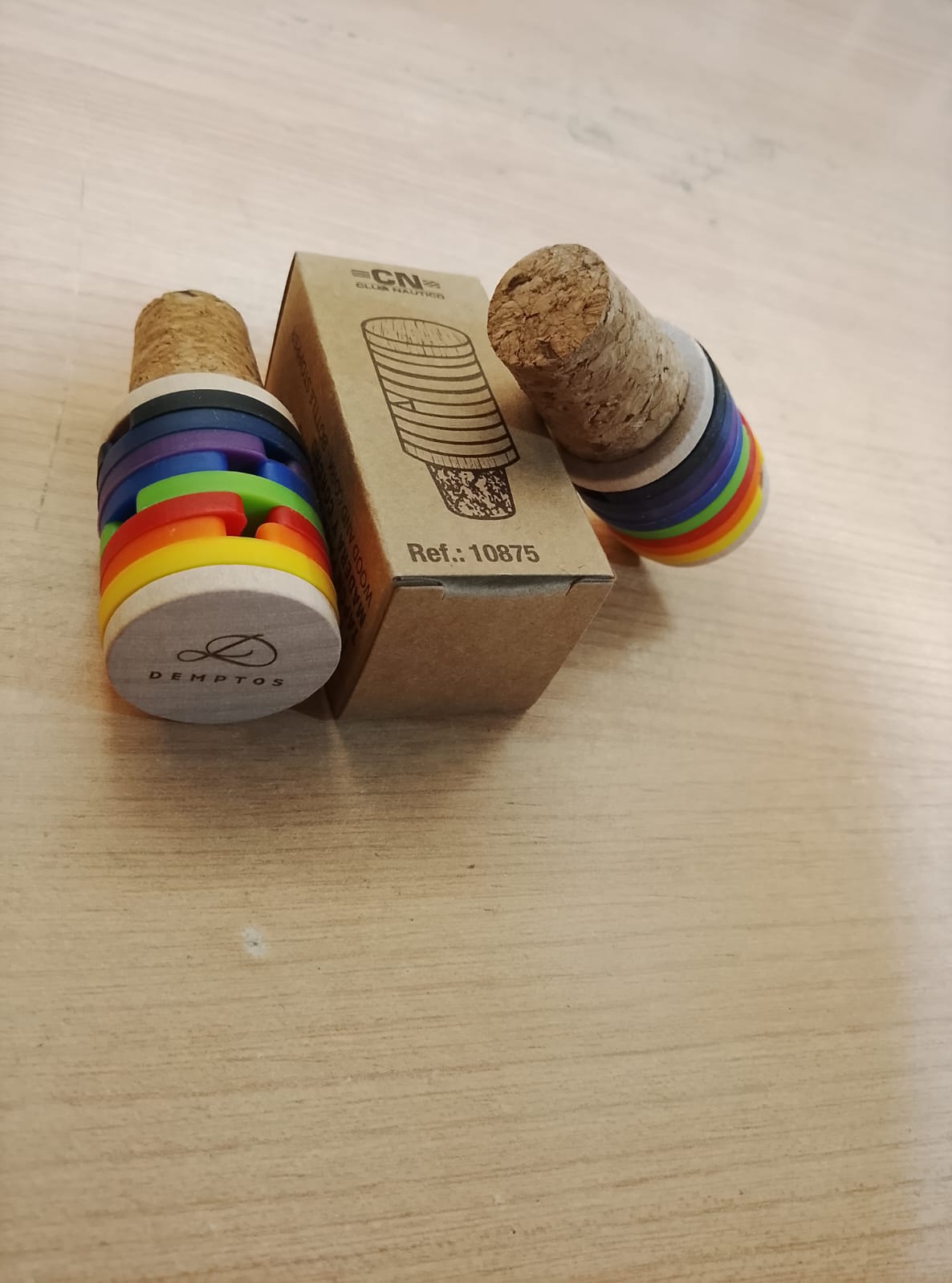Tapones de corcho con piezas de colores y logotipo grabado para Demptos